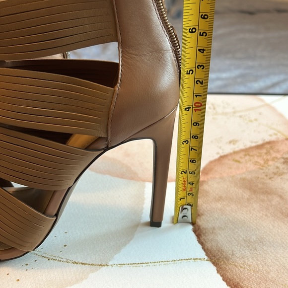 BCBGeneration tan heels - Picture 5 of 8